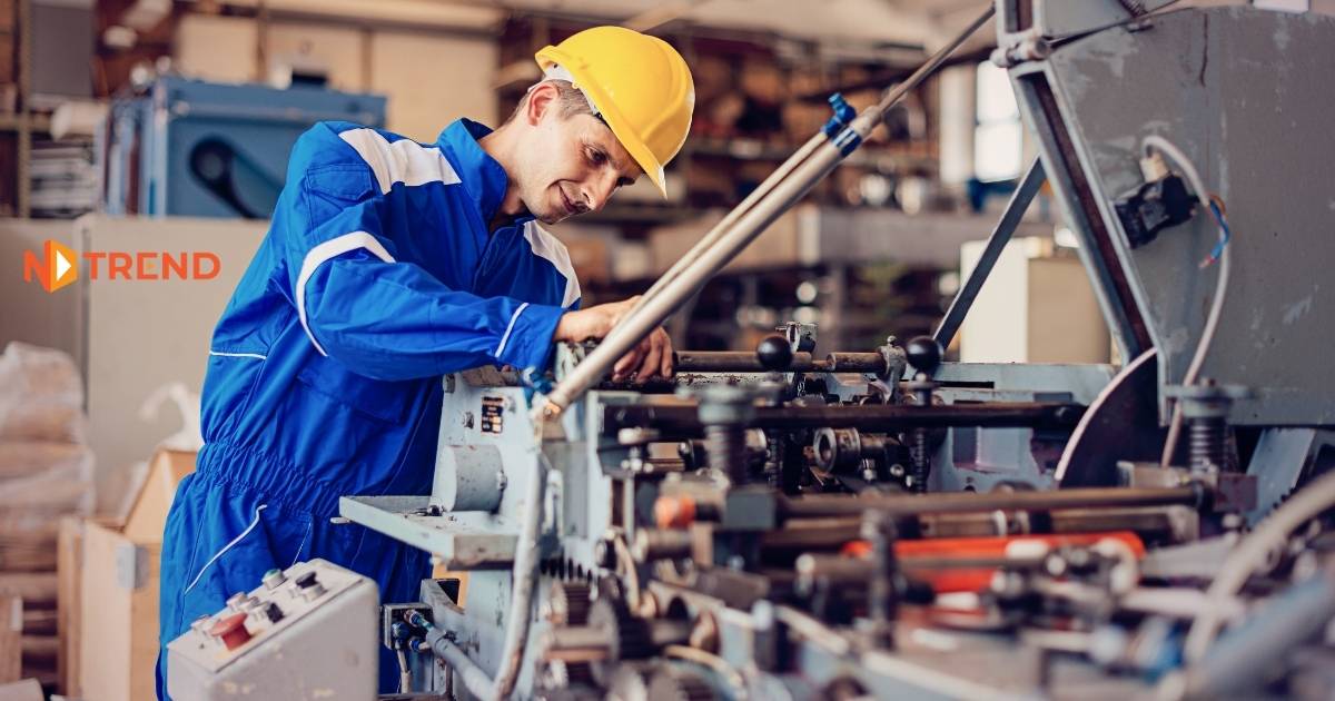 Kỹ sư trong nhà máy công nghiệp